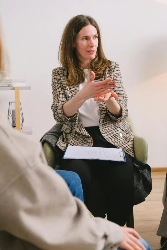 Психолог проводит групповую консультацию