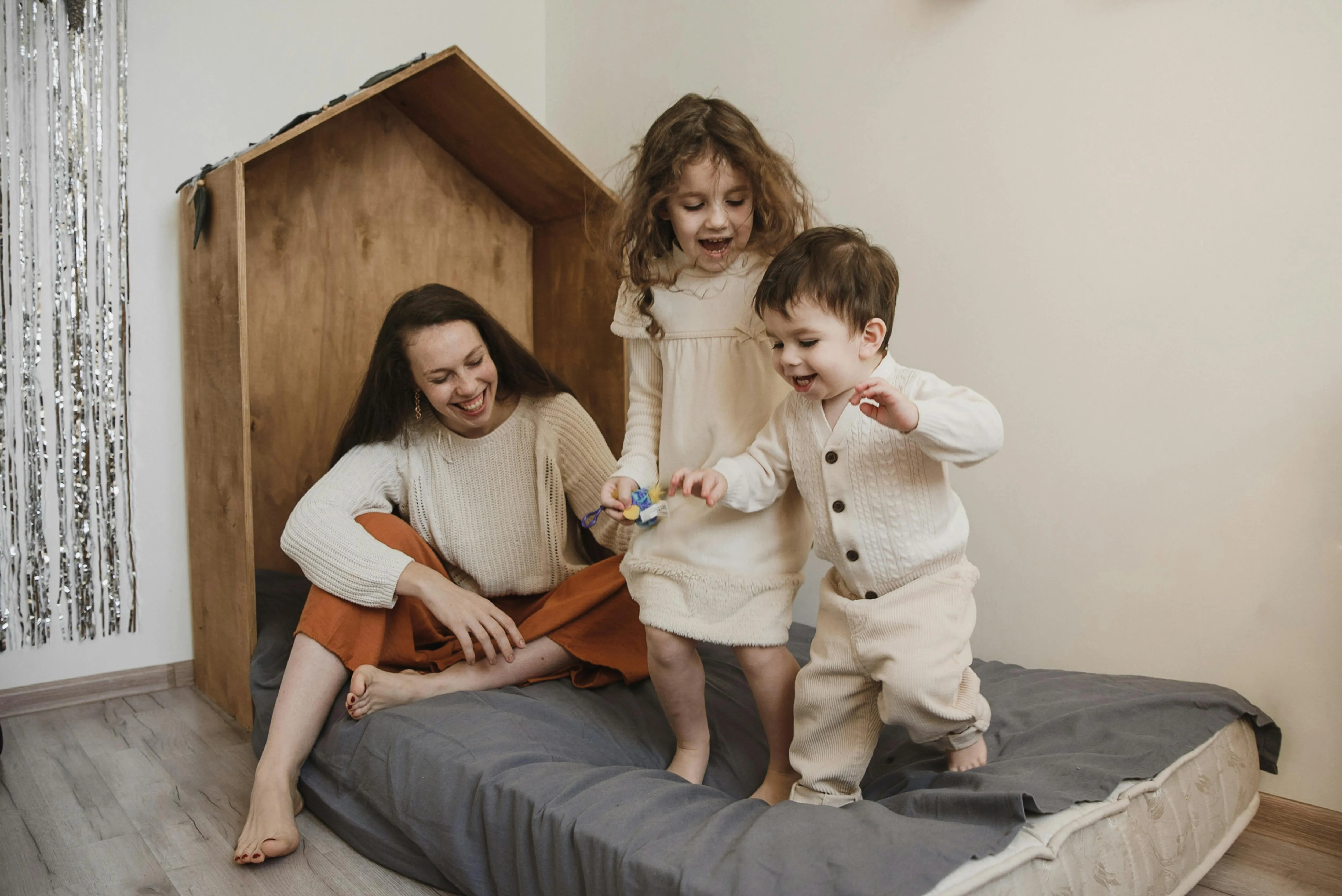 Мама проводит время с детьми