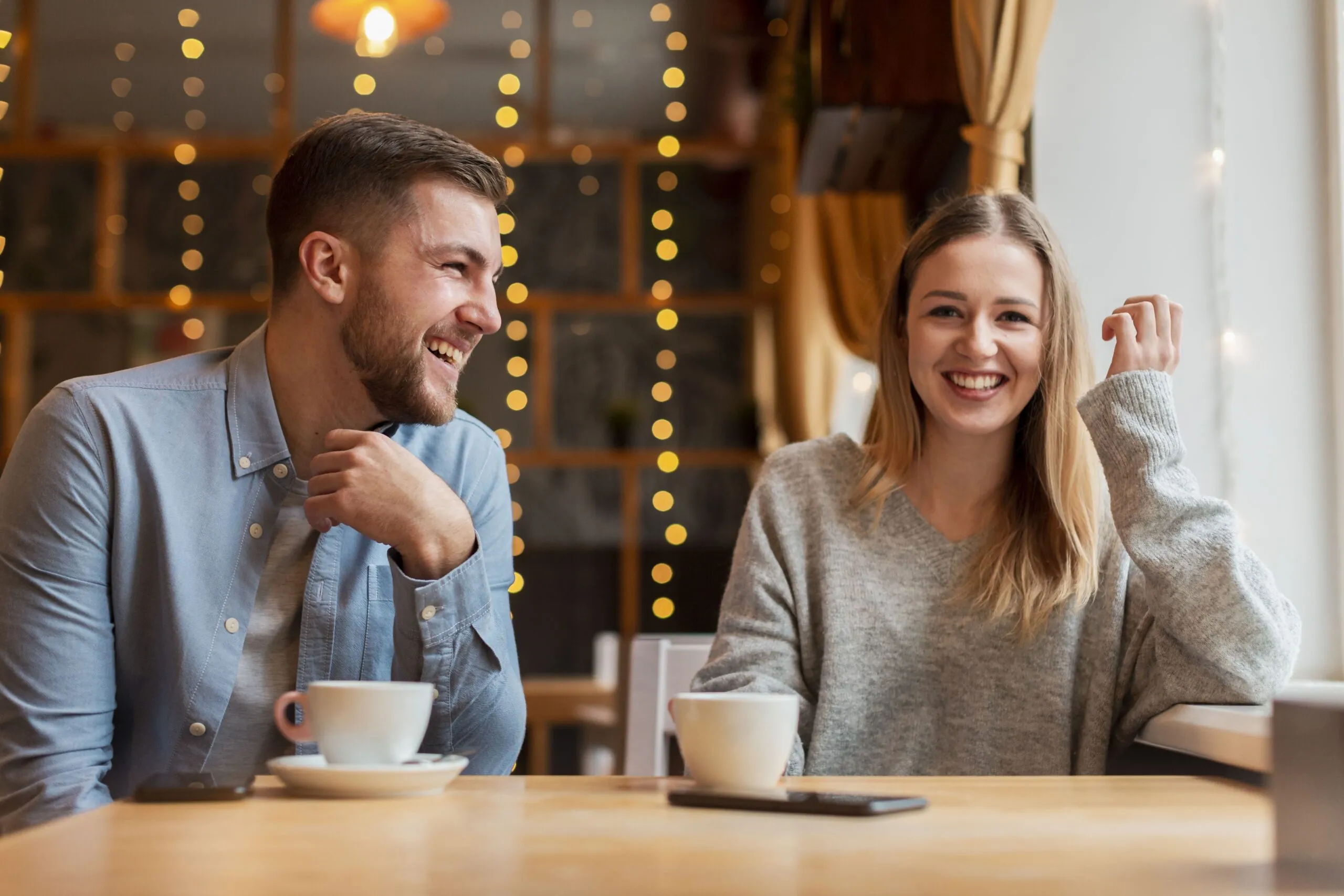 Пара влюбленных разговаривают на свидании