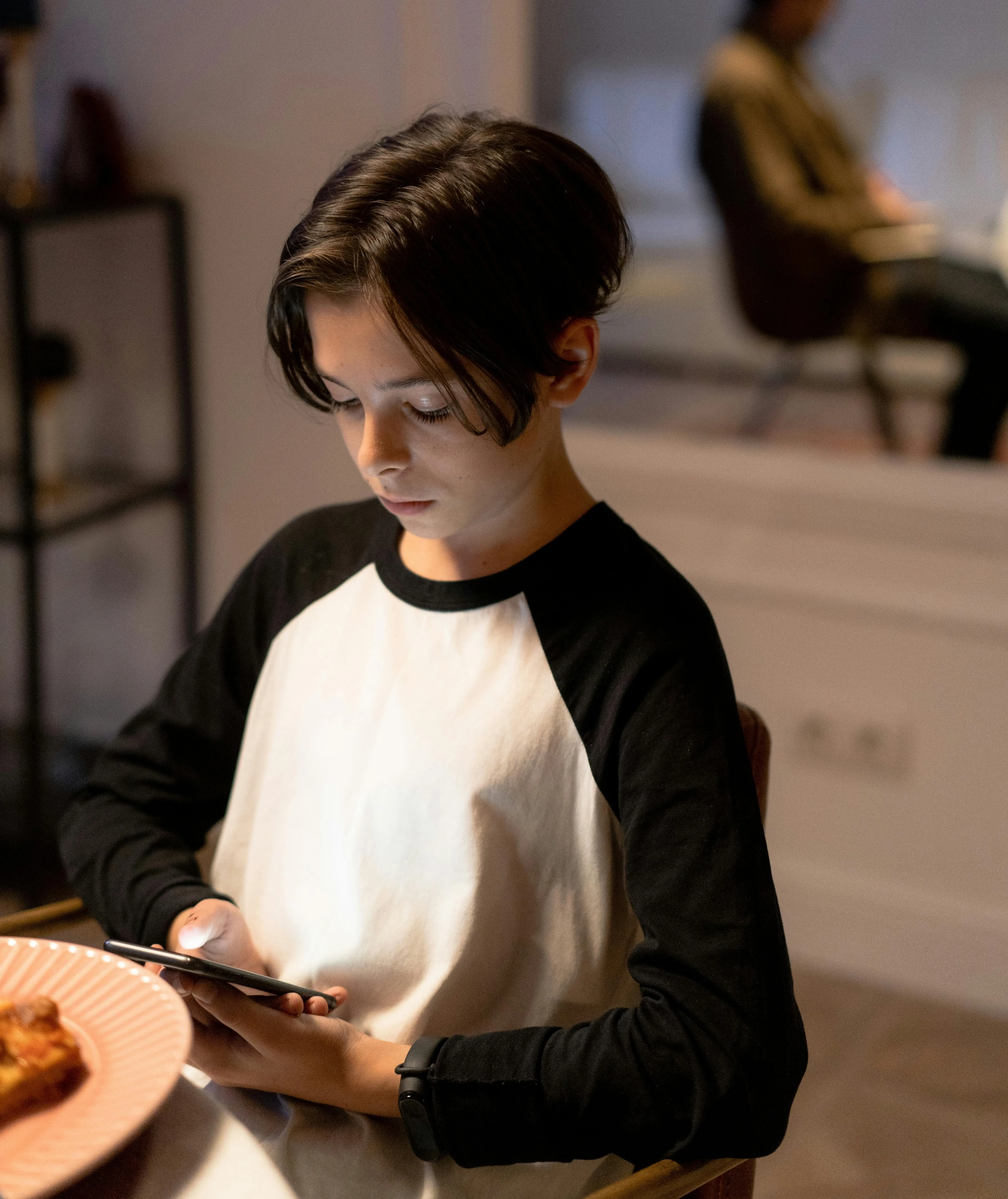 Подросток использует телефон