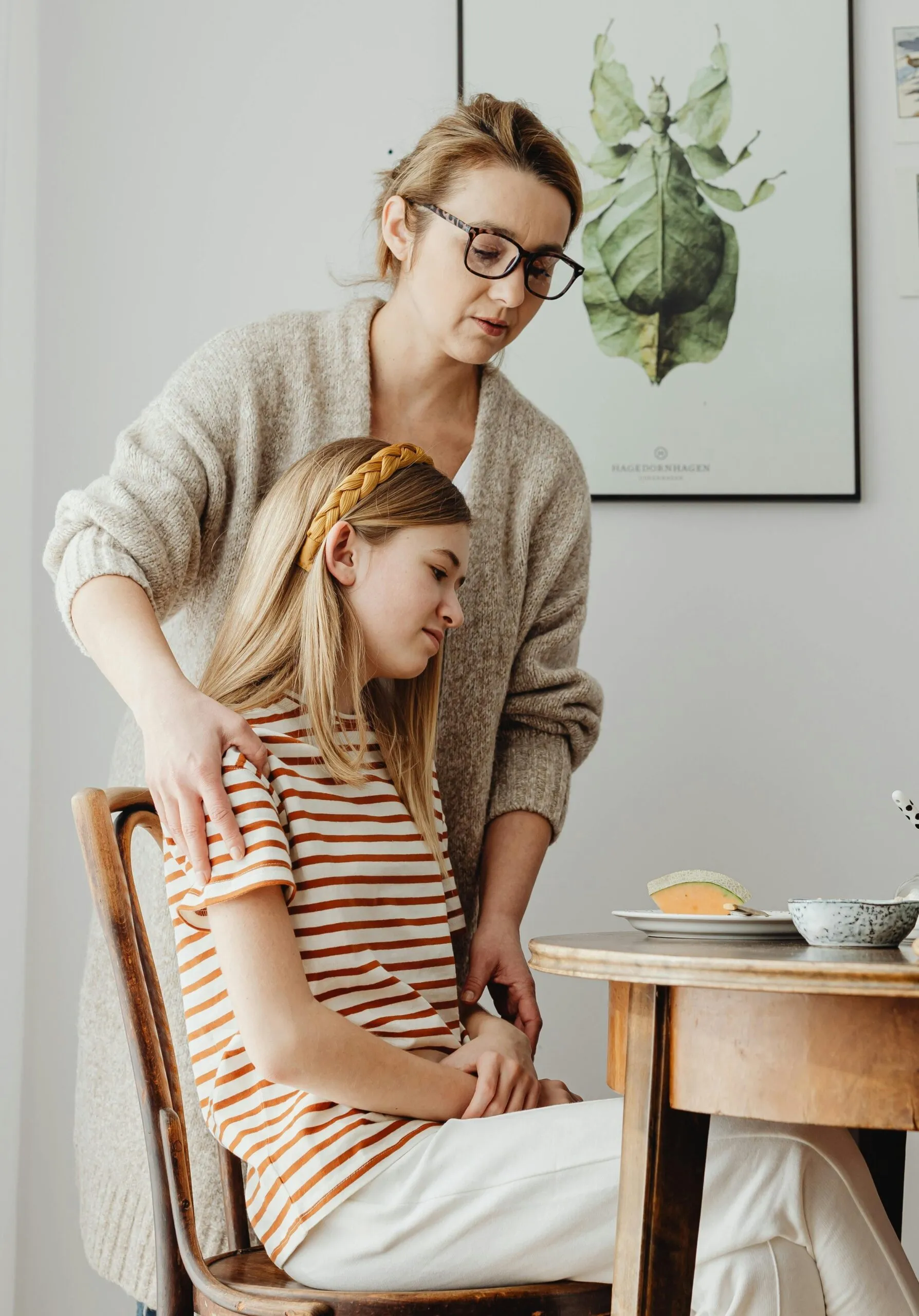 Мама и дочь общаются друг с другом